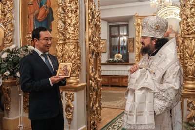 Глава Якутии вручил Архиепископу Якутскому и Ленскому икону Пресвятой Богородицы / ЯСИА  Ленский Республика Саха (Якутия)