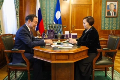 Глава Якутии встретился с матерью участника СВО / ЯСИА   