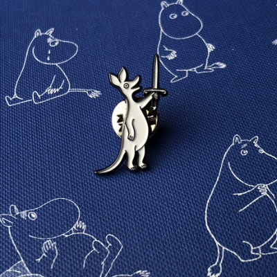 Значок эмалированный "Муми-тролли" Сниф с мечом