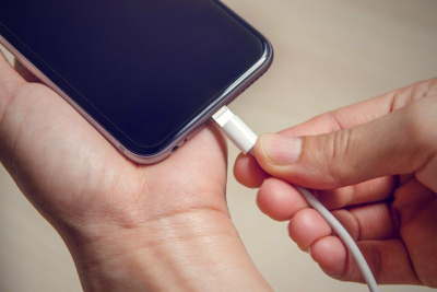 В Сибири подросток погиб от удара током при зарядке телефона / ЯСИА   