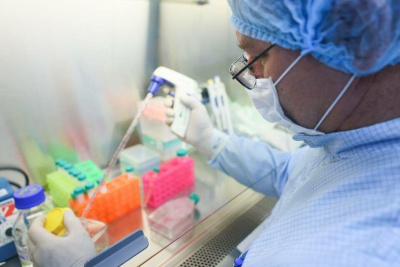 Кабмин выделил более 400 млн рублей на изучение генома штамма "омикрон" / ЯСИА   