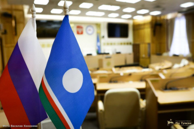 Ил Тумэн принял постановление о толковании отдельных статей Конституции Якутии / Дьулустаан Сергеев   Республика Саха (Якутия)