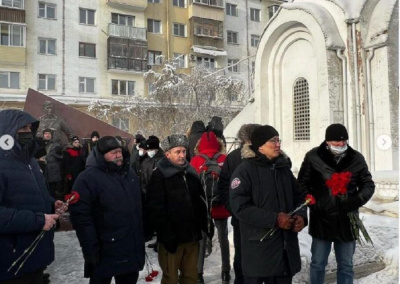 В Якутске возложили цветы к памятнику ветеранам боевых действий / ЯСИА Якутск Якутск Республика Саха (Якутия)