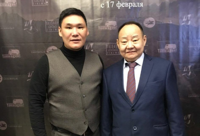 На премьере фильма «Вертолет» певцу Лэгэнтэю вручили знак «Почетный гражданин Верхоянского района» / ЯСИА  Верхоянский Город Москва