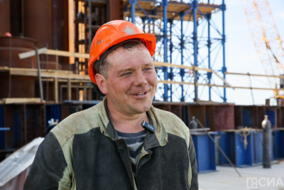 Сварщик из Татарстана работает на площадке строительства Ленского моста / Алина Мурукова   