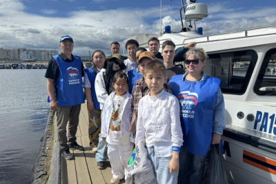 В Якутске для детей участников СВО устроили прогулку по реке / ЯСИА   