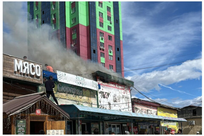 Пожар вспыхнул на территории оптовой базы по ул. Чернышевского в Якутске / Мария Горохова Якутск Якутск Республика Саха (Якутия)