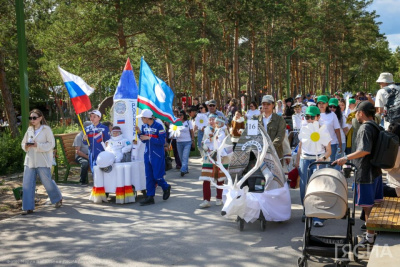 «Кындыкан, ракета и синий трактор»: в Якутске состоялся парад колясок /    