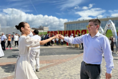 Большой семейный вальс станцевали на площади Республики в Якутске / Мария Горохова Якутск Якутск Республика Саха (Якутия)