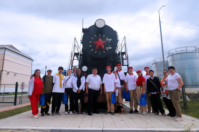 Московские школьники передали памятный костыль строителям железной дороги Якутск – Магадан / ЯСИА   