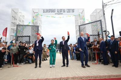 В селе Ытык-Кюель торжественно открыли стадион «Дьулуруйар Ньургун Боотур» / Майя Гоголева   