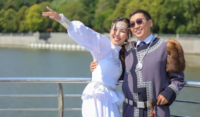 Две пары из Якутии вступили в брак на Всероссийском свадебном фестивале в Москве / ЯСИА   