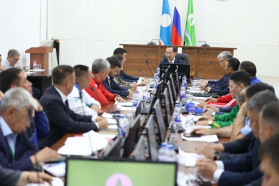 Айсен Николаев провел с главами районов совещание по вопросам сельского хозяйства / ЯСИА   