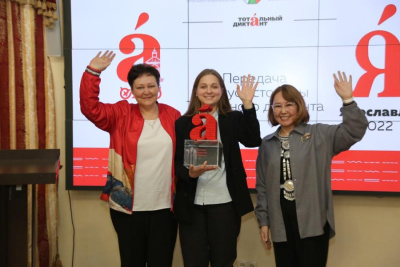 Представители СВФУ передали символ столицы «Тотального диктанта-2022» / ЯСИА   Город Санкт-Петербург