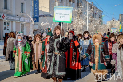 Участница шествия в национальных костюмах Зоя Тимофеева: Надо жить сплоченно / ЯСИА   