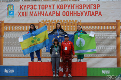 Дарья Черникова из Нерюнгринского района установила рекорд Якутии по гиревому спорту / Майя Гоголева   