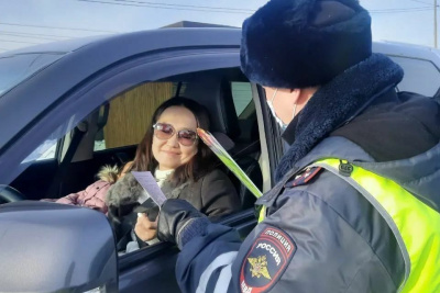 Сотрудники Госавтоинспекции Якутии присоединились к Всероссийской акции «Цветы для автоледи» / ЯСИА   Республика Саха (Якутия)