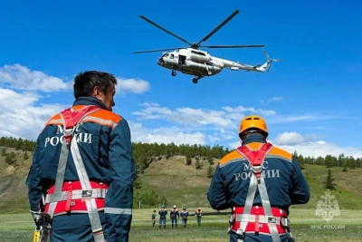 В Якутии спасатели МЧС отработали навыки по десантированию с вертолета / ЯСИА   
