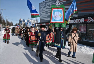 В Нерюнгри прошло первое шествие общин в национальных костюмах / ЯСИА  Нерюнгринский Республика Саха (Якутия)