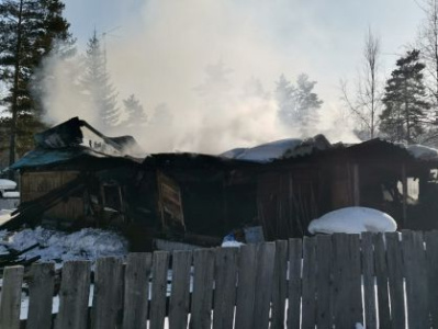 По факту обнаружения тел мужчины и женщины на пожаре в поселке Чульман проводится процессуальная проверка /    