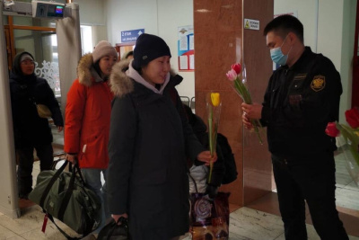 Пассажирок поезда на вокзале Нижний Бестях поздравили с 8 марта / ЯСИА   