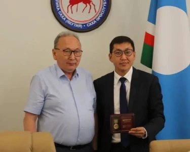 Виталию Андрееву вручен нагрудный знак «НАРОДНЫЙ ФРОНТ. ВСЕ ДЛЯ ПОБЕДЫ!» / ЯСИА   