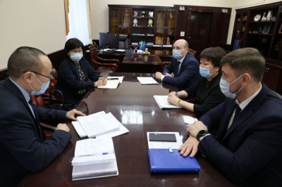 В Мирнинском районе работает министр образования и науки республики Ирина Любимова /   Мирнинский Республика Саха (Якутия)