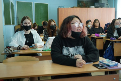 В школе № 29 города Якутска провели урок гражданственности «Россия и Крым: мы вместе» / ЯСИА Якутск Якутск Республика Саха (Якутия)