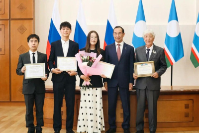 Стобалльники школ и ссузов получили премии от главы Якутии / ЯСИА   