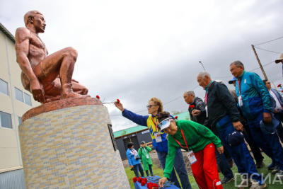 В селе Ытык-Кюель возложили цветы к памятнику Иллариону Федосееву / Майя Гоголева   