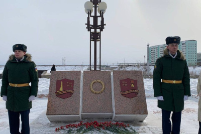 В Якутске возложили цветы к памятной плите городу-герою Севастополю / ЯСИА Якутск Якутск Республика Саха (Якутия)