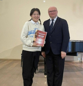 Учащаяся ДШИ Алиса Бердашкинова достойно представила Мирный и республику /   Мирнинский Город Санкт-Петербург