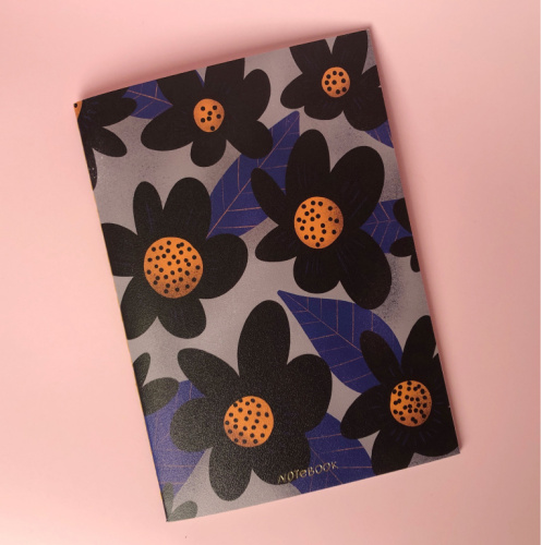 Тетрадь в клетку Black flowers А6 24 л 90 г, скругленные края, бумага слоновая кость, сшивка