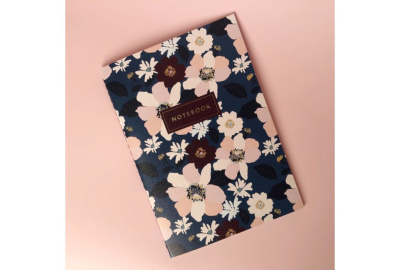 Тетрадь в клетку Dark blue flowers А5 24 л 90 г слоновая кость, сшивка, ламинация