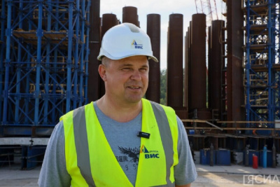 Начальник участка Константин Бовтик рассказал о работе на строительстве Ленского моста / Алина Мурукова   