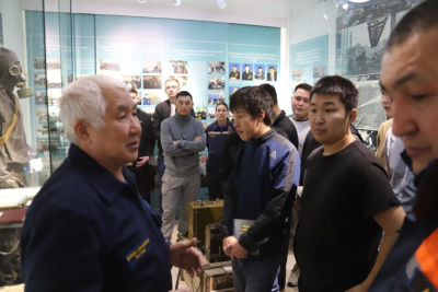 В Якутске курсантам регионального аэромобильного отряда рассказали о процессе подготовки спасателей / ЯСИА Якутск Якутск Республика Саха (Якутия)