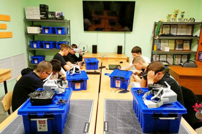 ООО «Транснефть – Восток» поддержало проект по обучению школьников Ленского района управлению беспилотниками / ЯСИА   