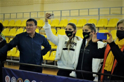 Известные гимнастки Аверины познакомились с якутским мас-рестлингом / Дьулустаан Сергеев   Республика Саха (Якутия)