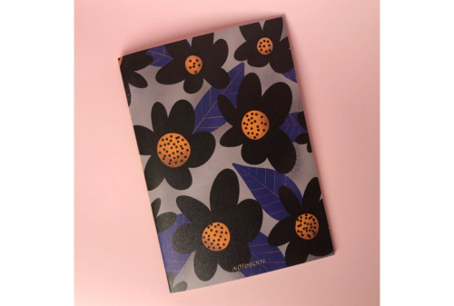 Тетрадь нелинованная Black flowers А5 24 л 90 г, скругленные края, бумага слоновая кость, сшивка
