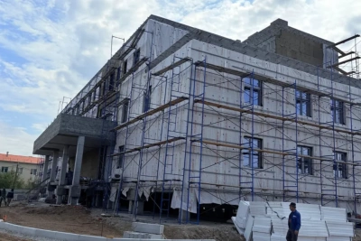 В Якутии продолжается строительство новой поликлиники на 200 посещений в селе Амга / ЯСИА   