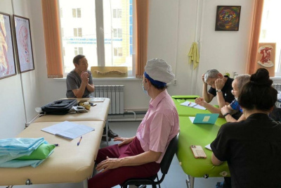 Врач высшей категории проводит для пожилых якутян лечебную физкультуру / Анастасия Филиппова   Республика Саха (Якутия)