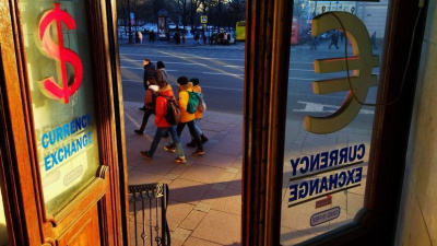 Доллар опустился ниже 85 рублей, евро - ниже 94 / ЯСИА   