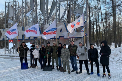 Молодогвардейцы организовали субботник на территории стелы Хангаласского улуса / ЯСИА  Хангаласский Республика Саха (Якутия)