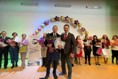 Учитель Хатасской школы стал победителем городского этапа конкурса «Классный руководитель года» / ЯСИА   