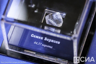 АЛРОСА передала копию алмаза «Семен Борисов» музею его родной школы в селе Ломтука / Дьулустаан Сергеев   