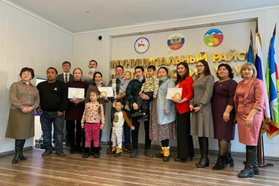 Молодым семьям Усть-Майского района Якутии вручили сертификаты на жилье / ЯСИА  Усть-Майский Республика Саха (Якутия)