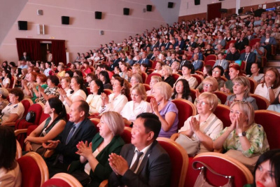 Глава Якутии поздравил с юбилеем Мирного и алмазодобывающей промышленности / ЯСИА   