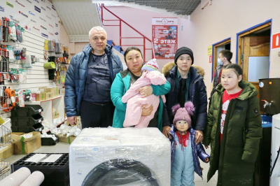 Вокруг нас всегда есть люди готовые помогать /   Мирнинский Мирнинский