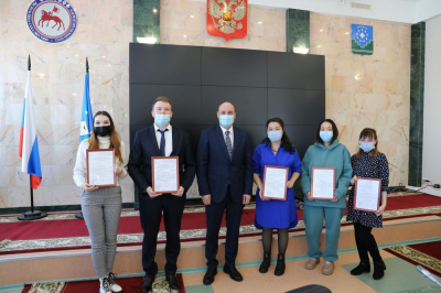 Глава Мирнинского района Александр Басыров вручил жилищные сертификаты /   Мирнинский Республика Саха (Якутия)