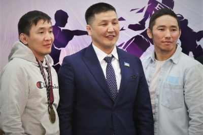 Якутским борцам Владимиру Егорову и Эдуарду Григорьеву вручили заслуженные награды / Дьулустаан Сергеев   Республика Саха (Якутия)